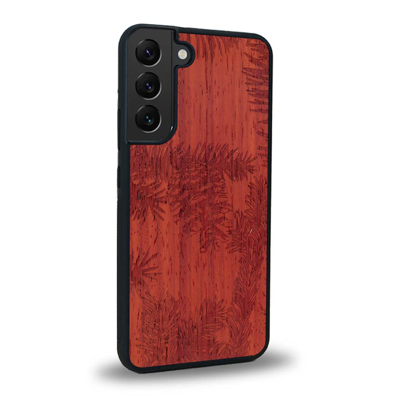 Coque de protection en bois véritable fabriquée en France pour Samsung S24+ sur le thème de la nature des arbres avec un motif de gravure représentant des épines de sapin et des pommes de pin