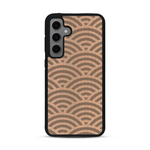 Coque de protection en bois véritable fabriquée en France pour  baptisée "La Sinjak" avec un motif de gravure abstrait représentant la répétition d'un symbole wifi