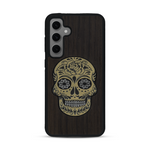 Coque de protection en bois véritable fabriquée en France pour  alliant du chêne fumé avec du métal argenté et doré représentant une tête de mort mexicaine sur le thème Dia de los Muertos