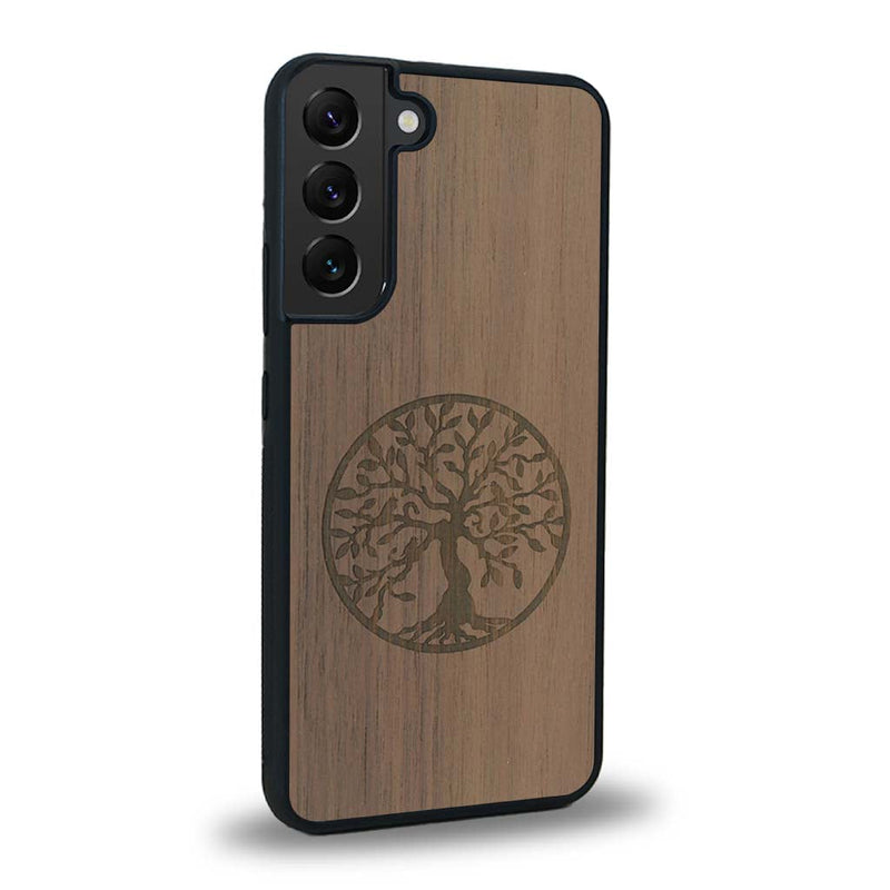 Coque de protection en bois véritable fabriquée en France pour Samsung S24+ sur le thème de la spiritualité et du yoga avec une gravure zen représentant un arbre de vie