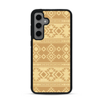Coque de protection en bois véritable fabriquée en France pour  avec des motifs géométriques s'inspirant des temples aztèques, mayas et incas