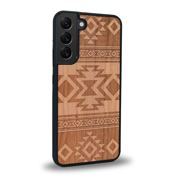 Coque de protection en bois véritable fabriquée en France pour Samsung S24+ avec des motifs géométriques s'inspirant des temples aztèques, mayas et incas