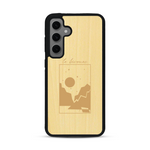Coque de protection en bois véritable fabriquée en France pour  sur le thème du camping en pleine nature et du bivouac avec la phrase "Aventure is out there"