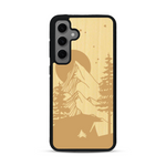 Coque de protection en bois véritable fabriquée en France pour  sur le thème du camping en pleine nature représentant une tente avec un feu de camp entouré de montagnes