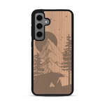 Coque de protection en bois véritable fabriquée en France pour  sur le thème du camping en pleine nature représentant une tente avec un feu de camp entouré de montagnes