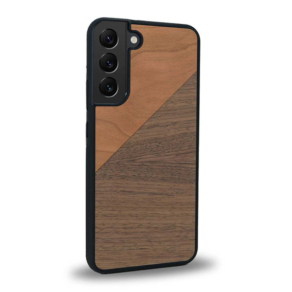 Coque de protection en bois véritable fabriquée en France pour Samsung S24+ alliant du merisier et du noyer formant chacun un triangle avec une jointure en diagonale sur le thème de l'art abstrait