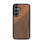 Coque de protection en bois véritable fabriquée en France pour  alliant du merisier et du noyer formant chacun un triangle avec une jointure en diagonale sur le thème de l'art abstrait
