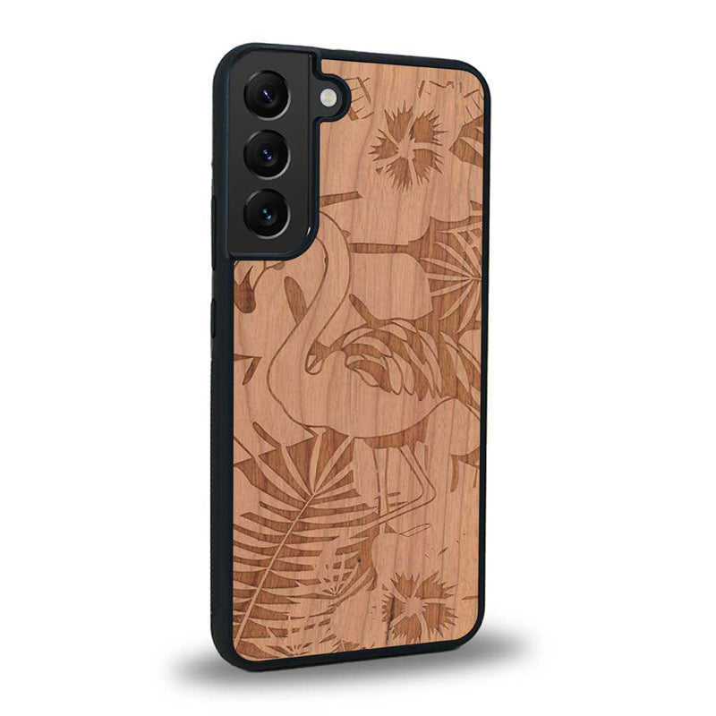 Coque de protection en bois véritable fabriquée en France pour Samsung S24+ sur le thème de la nature et des animaux représentant un flamant rose entre des fougères