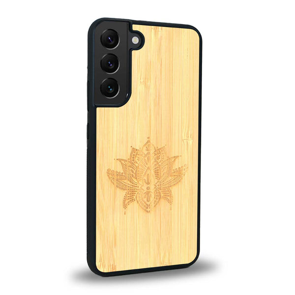 Coque de protection en bois véritable fabriquée en France pour Samsung S24+ sur le thème de la nature et du yoga avec une gravure zen représentant une fleur de lotus