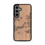 Coque de protection en bois véritable fabriquée en France pour  sur le thème des voyages en vans, vanlife et chill avec une gravure représentant un van vw combi devant le soleil couchant sur une plage avec des vagues
