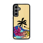 Coque de protection en bois véritable fabriquée en France pour Samsung S24+ représentant un tigre coloré avec un design moderne et minimaliste sur le thème de la jungle et de la nature