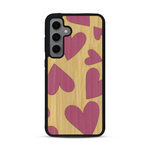 Coque de protection en bois véritable fabriquée en France pour  alliant plusieurs essences de bois pour représenter des coeurs pour les amoureux