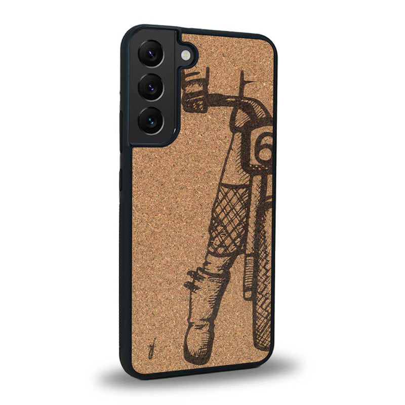 Coque de protection en bois véritable fabriquée en France pour Samsung S24+ représentant une vue de face d'une femme sur une moto vintage dessinée à la main par l'artiste Maud Dabs