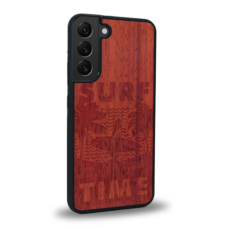 Coque de protection en bois véritable fabriquée en France pour Samsung S24+ sur le thème chill avec un motif représentant une silouhette tenant une planche de surf sur une plage entouré de palmiers et les mots "Surf Time Long Beach Miami"