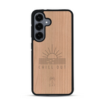 Coque de protection en bois véritable fabriquée en France pour  sur le thème chill avec un motif représentant un couché de soleil sur l'océan et la phrase "Chill out"