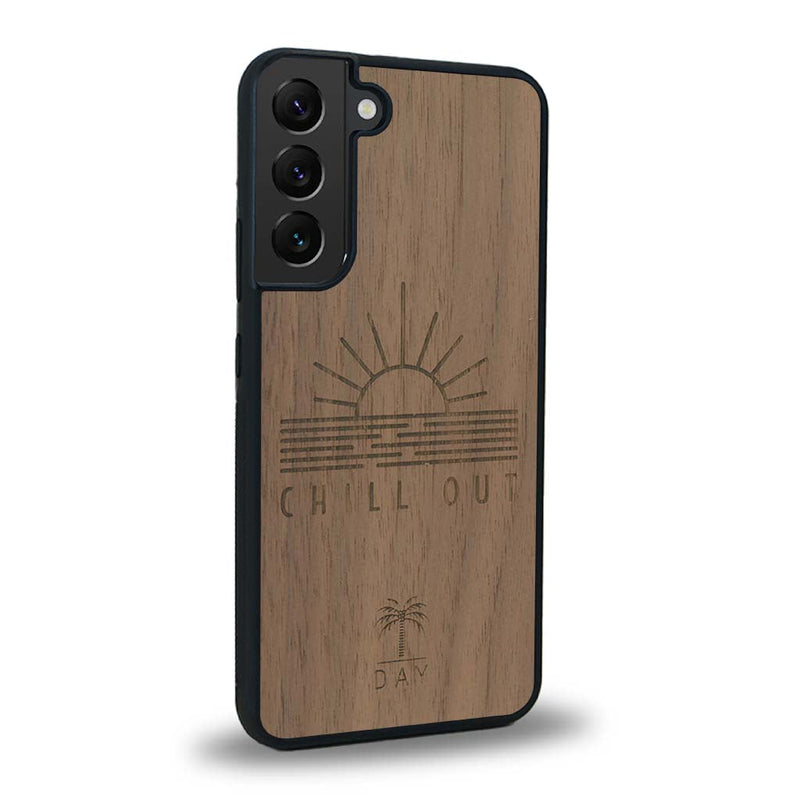 Coque de protection en bois véritable fabriquée en France pour Samsung S25 sur le thème chill avec un motif représentant un couché de soleil sur l'océan et la phrase "Chill out"