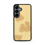 Coque de protection en bois véritable fabriquée en France pour  sur le thème de la nature des arbres avec un motif de gravure représentant des épines de sapin et des pommes de pin