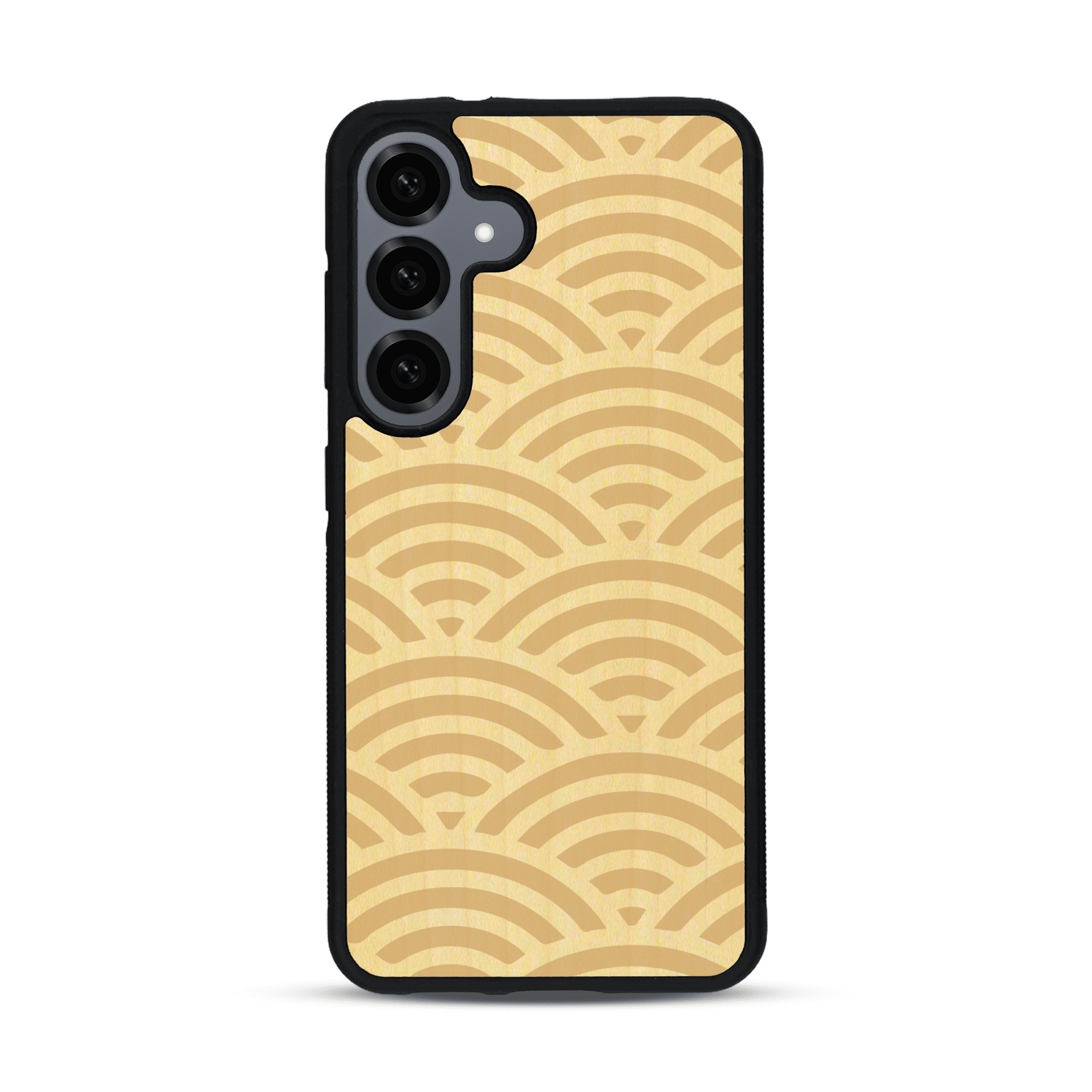 Coque de protection en bois véritable fabriquée en France pour  baptisée "La Sinjak" avec un motif de gravure abstrait représentant la répétition d'un symbole wifi