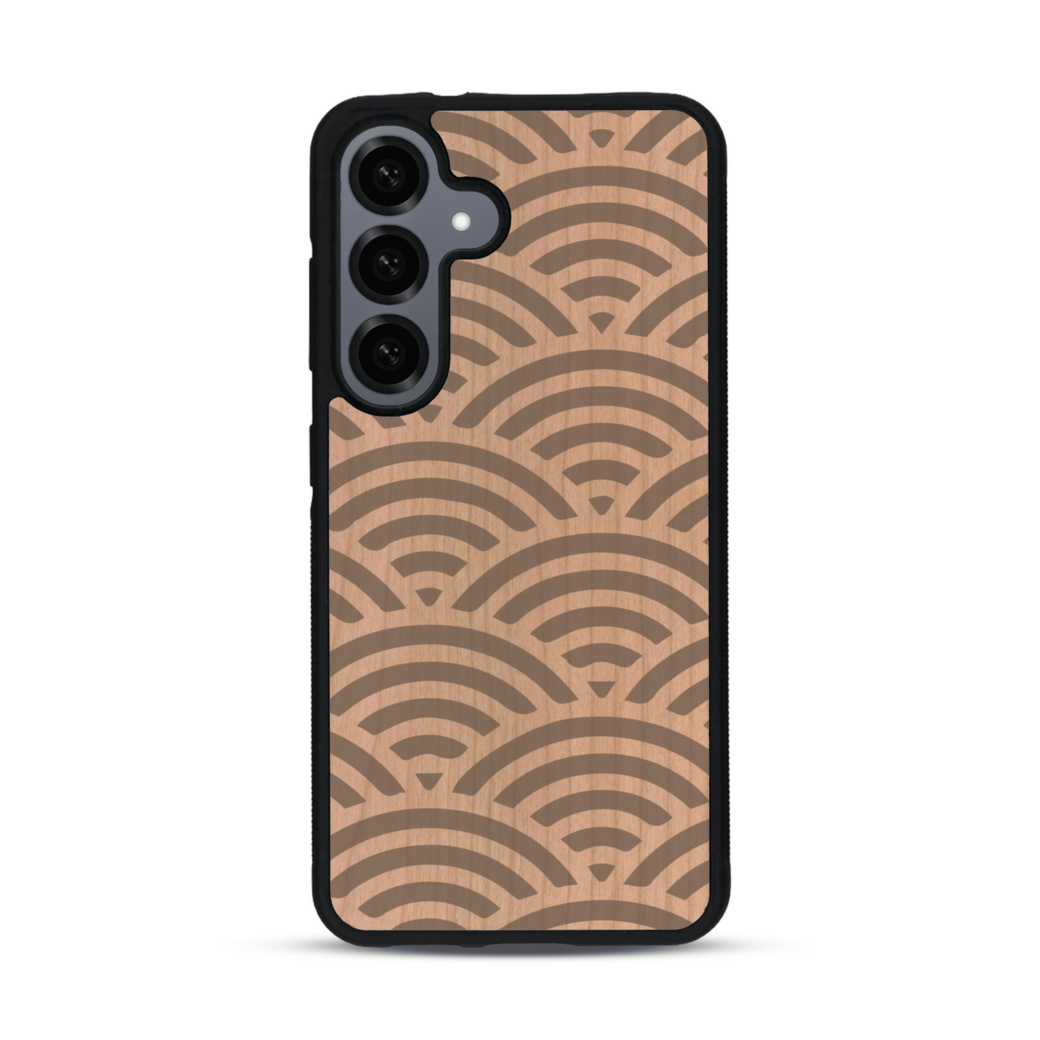 Coque de protection en bois véritable fabriquée en France pour  baptisée "La Sinjak" avec un motif de gravure abstrait représentant la répétition d'un symbole wifi