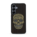 Coque de protection en bois véritable fabriquée en France pour  alliant du chêne fumé avec du métal argenté et doré représentant une tête de mort mexicaine sur le thème Dia de los Muertos