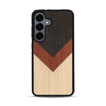 Coque de protection en bois véritable fabriquée en France pour  alliant du chêne fumé, du padouk et du bambou en forme de chevron sur le thème de l'art abstrait