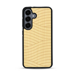 Coque de protection en bois véritable fabriquée en France pour  avec un motif moderne et minimaliste sur le thème waves et wavy représentant les vagues de l'océan