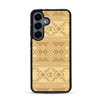 Coque de protection en bois véritable fabriquée en France pour  avec des motifs géométriques s'inspirant des temples aztèques, mayas et incas