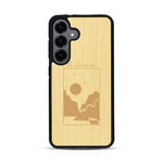 Coque de protection en bois véritable fabriquée en France pour  sur le thème du camping en pleine nature et du bivouac avec la phrase "Aventure is out there"