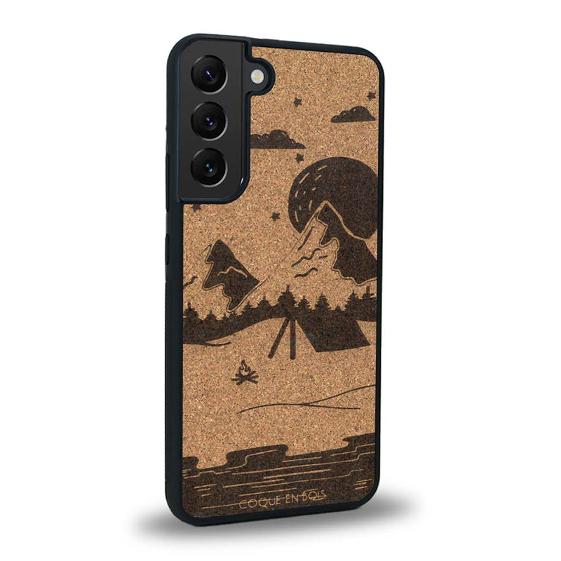 Coque de protection en bois véritable fabriquée en France pour Samsung S25 sur le thème du camping en pleine nature représentant une tente avec un feu de camp entouré de montagnes