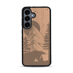 Coque de protection en bois véritable fabriquée en France pour  sur le thème du camping en pleine nature représentant une tente avec un feu de camp entouré de montagnes
