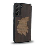 Coque de protection en bois véritable fabriquée en France pour Samsung S25 alliant du chêne fumé et du noyer représentant une tête de loup géométrique de profil sur le thème des animaux et de la nature
