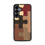 Coque de protection en bois véritable fabriquée en France pour  représentant un puzzle en six pièces qui allie du chêne fumé, du noyer, du bambou, du padouk, du merisier et de l'acajou