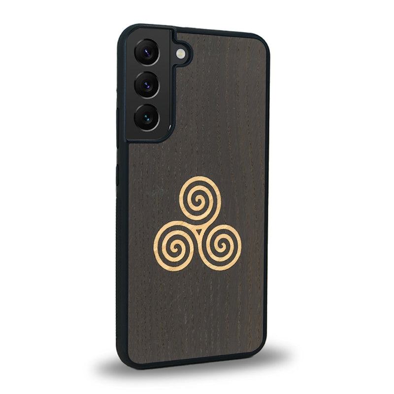 Coque de protection en bois véritable fabriquée en France pour Samsung S25 alliant du chêne fumé et du bambou et doré représentant un triskell