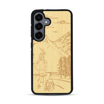 Coque de protection en bois véritable fabriquée en France pour  sur le thème de la randonnée en montagne et de l'aventure avec une gravure représentant une femme de dos face à un paysage de nature