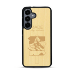 Coque de protection en bois véritable fabriquée en France pour  sur le thème de la nature et des arbres avec une gravure représentant une pomme de pin et la phrase "made by nature"