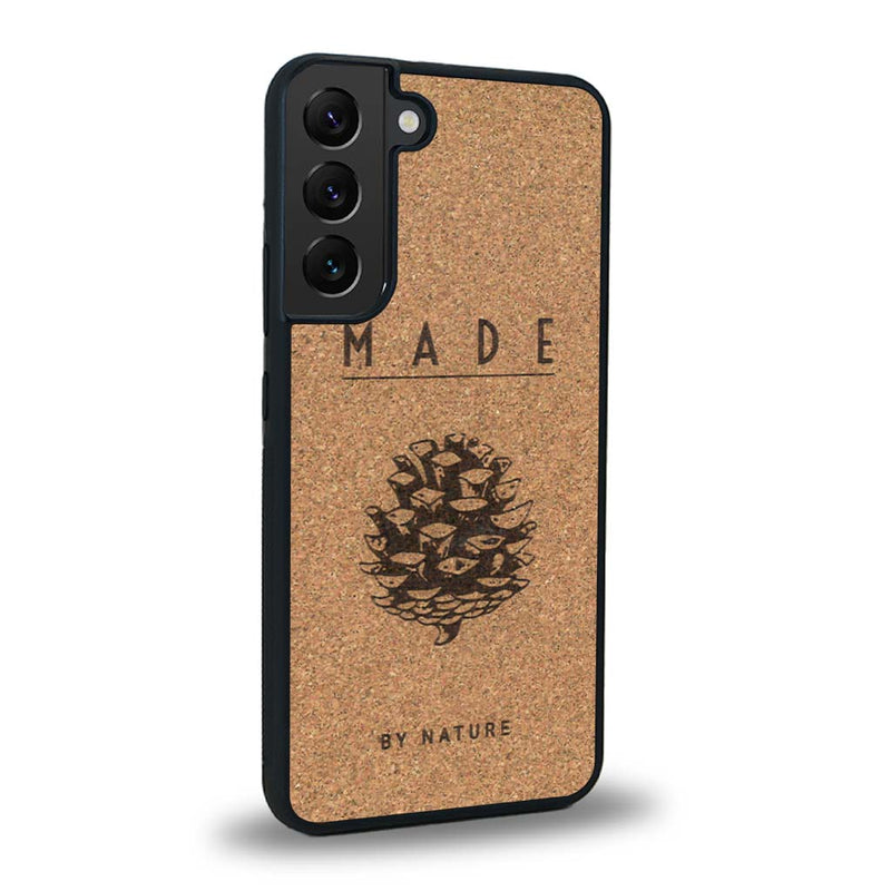 Coque de protection en bois véritable fabriquée en France pour Samsung S25 sur le thème de la nature et des arbres avec une gravure représentant une pomme de pin et la phrase "made by nature"