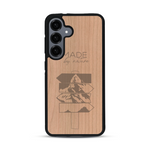 Coque de protection en bois véritable fabriquée en France pour  sur le thème de la nature et des arbres avec une gravure représentant une pomme de pin et la phrase "made by nature"