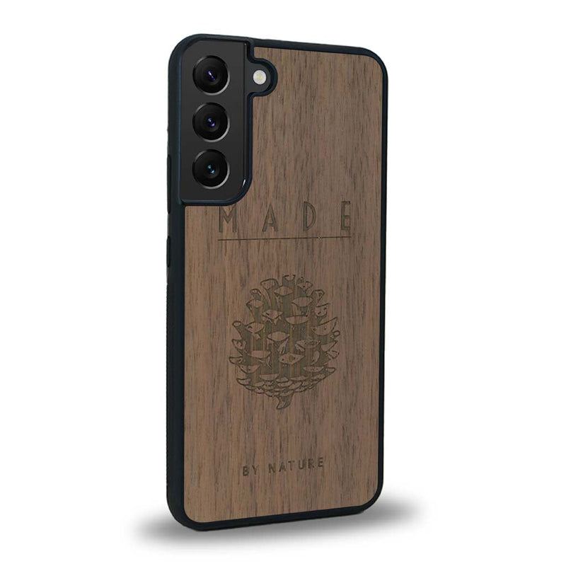 Coque de protection en bois véritable fabriquée en France pour Samsung S25 sur le thème de la nature et des arbres avec une gravure représentant une pomme de pin et la phrase "made by nature"