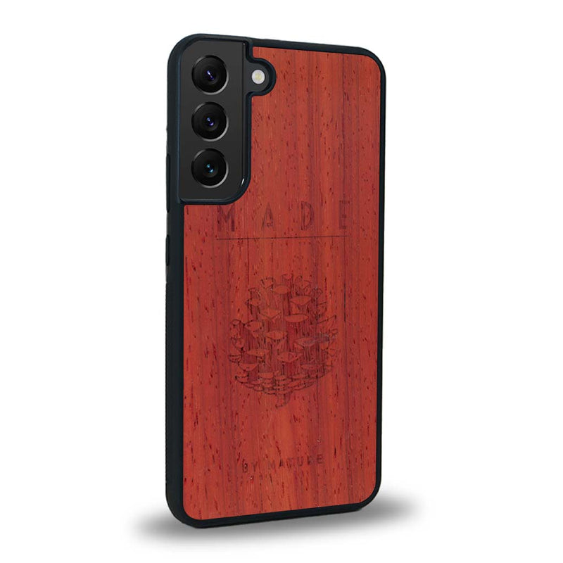 Coque de protection en bois véritable fabriquée en France pour Samsung S25 sur le thème de la nature et des arbres avec une gravure représentant une pomme de pin et la phrase "made by nature"