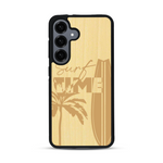 Coque de protection en bois véritable fabriquée en France pour  sur le thème chill avec un motif représentant une silouhette tenant une planche de surf sur une plage entouré de palmiers et les mots "Surf Time Long Beach Miami"