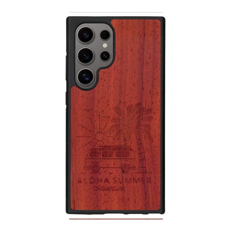 Coque de protection en bois véritable fabriquée en France pour Samsung S25 Ultra sur le thème de la plage, de l'été et vanlife.