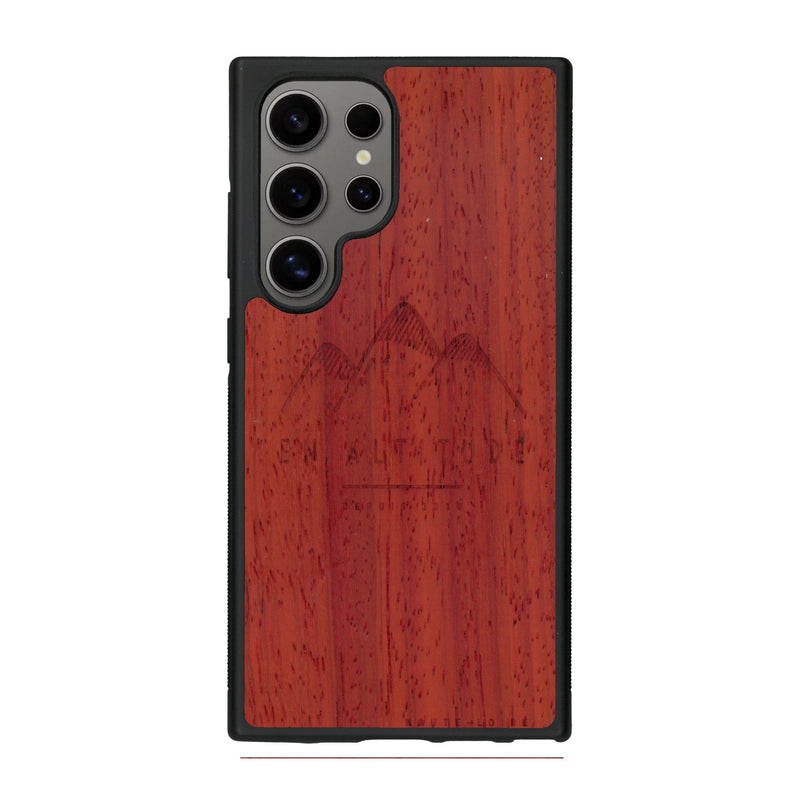 Coque de protection en bois véritable fabriquée en France pour Samsung S25 Ultra représentant des montagnes, sur le thème de la randonnée en pleine nature et du trail