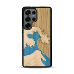 Coque de protection en bois véritable fabriquée en France pour  alliant plusieurs essences de bois pour représenter la célèbre grande vague de Kanagawa