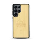 Coque de protection en bois véritable fabriquée en France pour  sur le thème chill avec un motif représentant un couché de soleil sur l'océan et la phrase "Chill out"