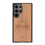 Coque de protection en bois véritable fabriquée en France pour Samsung S25 Ultra sur le thème chill avec un motif représentant un couché de soleil sur l'océan et la phrase "Chill out"