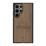 Coque de protection en bois véritable fabriquée en France pour Samsung S25 Ultra sur le thème chill avec un motif représentant un couché de soleil sur l'océan et la phrase "Chill out"