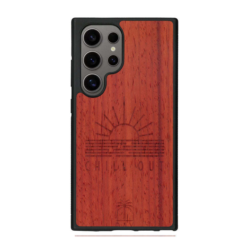 Coque de protection en bois véritable fabriquée en France pour Samsung S25 Ultra sur le thème chill avec un motif représentant un couché de soleil sur l'océan et la phrase "Chill out"
