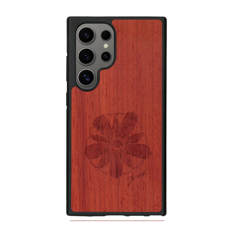 Coque de protection en bois véritable fabriquée en France pour Samsung S25 Ultra sur le thème des fleurs et de la montagne avec un motif de gravure représentant les pétales d'une fleur des montagnes