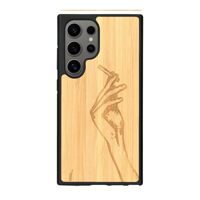 Coque de protection en bois véritable fabriquée en France pour Samsung S25 Ultra représentant une main de femme tenant une cigarette de type line art en collaboration avec l'artiste Maud Dabs