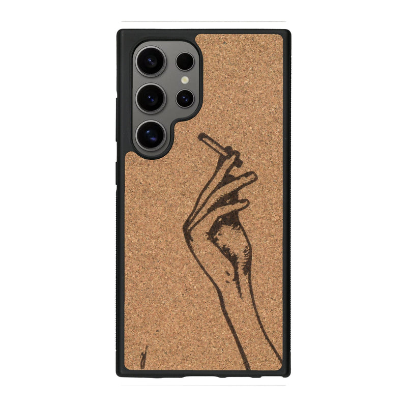 Coque de protection en bois véritable fabriquée en France pour Samsung S25 Ultra représentant une main de femme tenant une cigarette de type line art en collaboration avec l'artiste Maud Dabs